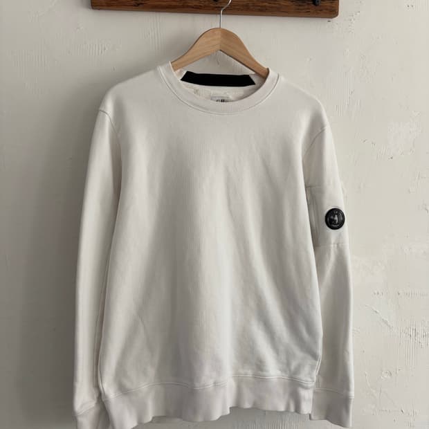 CP 컴퍼니 와펜 크루넥 화이트 스웻셔츠