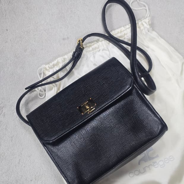 꾸레쥬 블랙 레더 금장 숄더백 