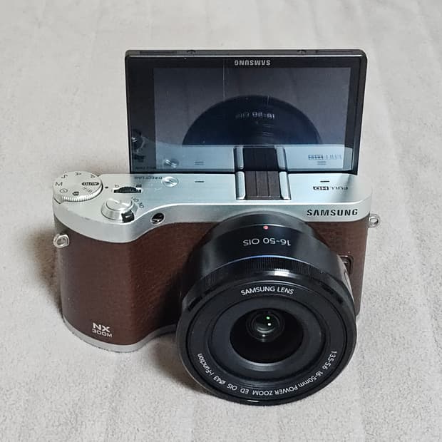 삼성 NX300M 미러리스 카메라
