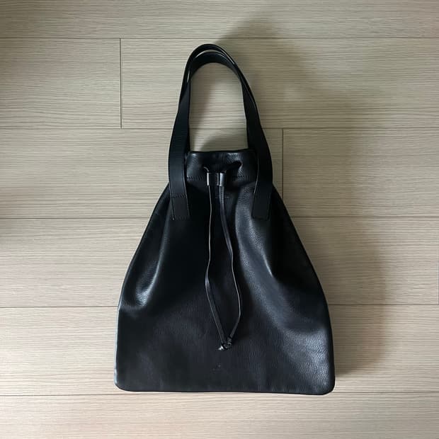 A.P.C. 블랙 레더 드로스트링 토트백