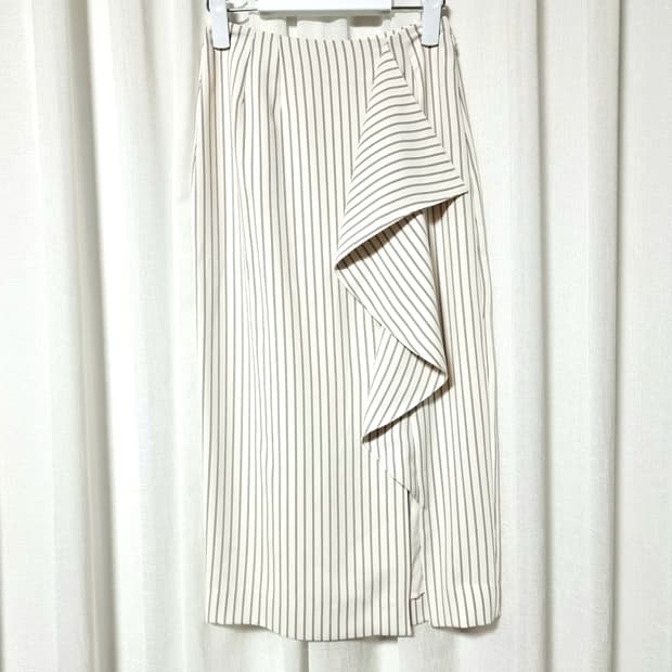 에센셜 엔트워프 러플 슬릿 스커트 치마 (23in./표기34) 상태최상