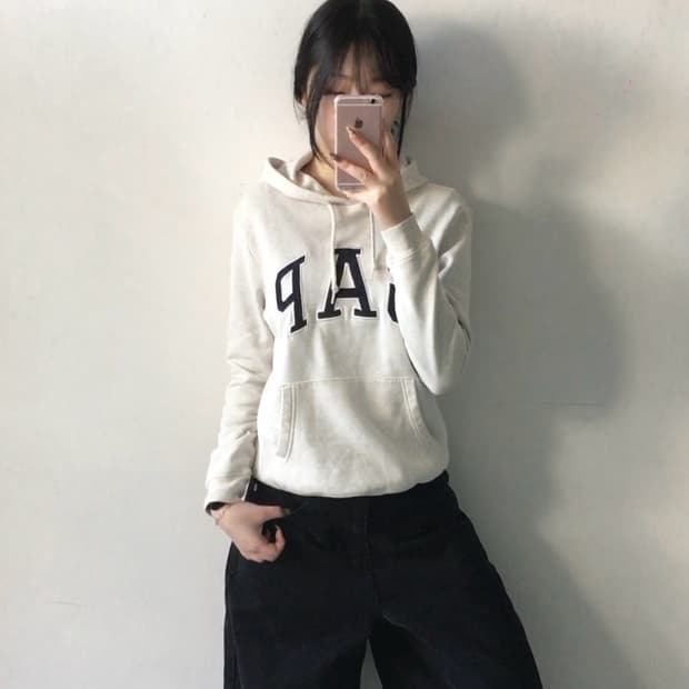 갭 자수패치 후드티