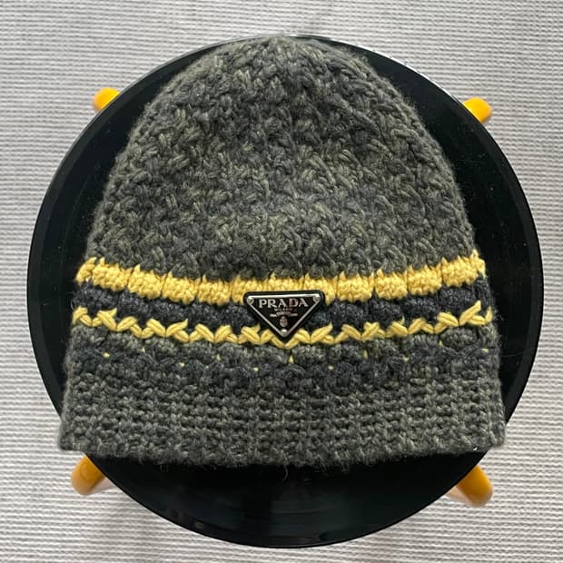 프라다 트라이앵글 로고 비니
