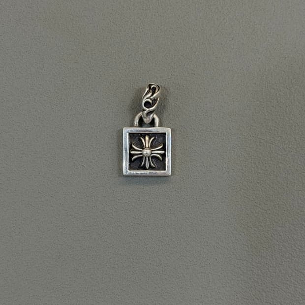 크롬하츠 ch플러스 프레임드참 펜던트 단품