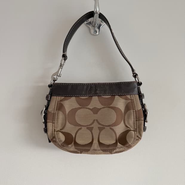 코치(COACH) 모노그램 숄더백