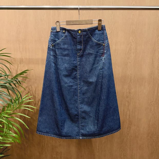리바이스 엔지니어드진 데님 롱 스커트 백 스트랩 디테일 중청