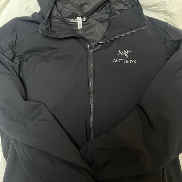 아크테릭스 아톰 LT 후디 블랙