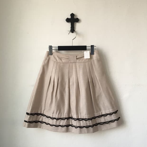 Lace trimming pleats skirt