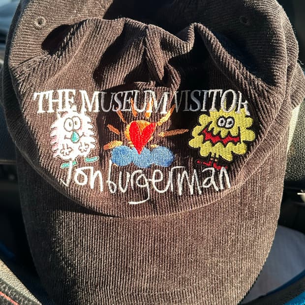 더뮤지엄비지터 볼캡 블랙