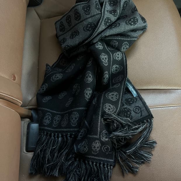 알렉산더맥퀸 스컬 머플러