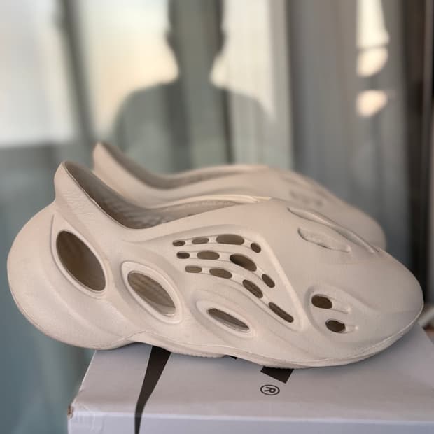 [275] 아디다스 이지 폼러너 샌드