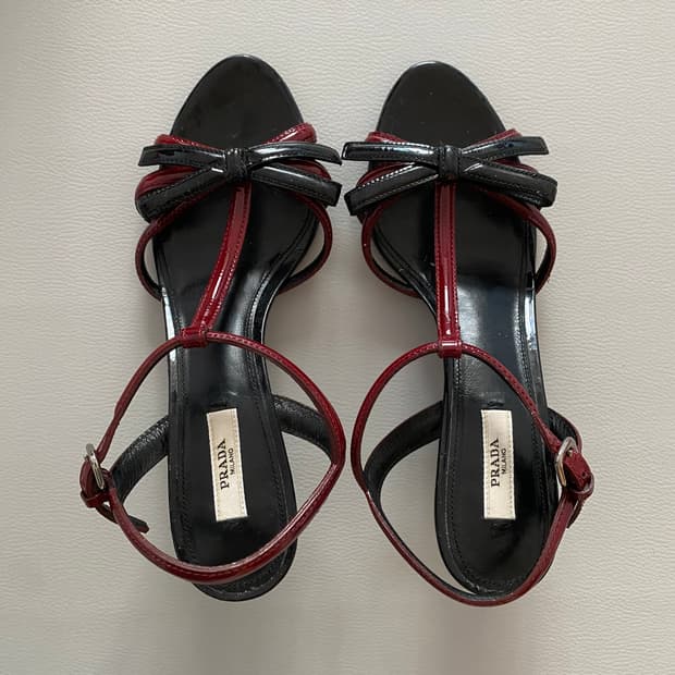 [프라다] (정품) 페이턴트 리본 T-스트랩 샌들 (37/235~240)