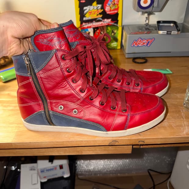 로빈스진 레드 레더하이탑