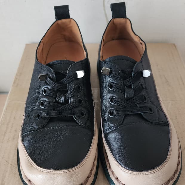 KOS 블랙 베이지 가죽 캐주얼 운동화 245