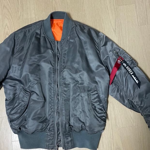 알파인더스트리 ma-1 건메탈 L사이즈입니다.