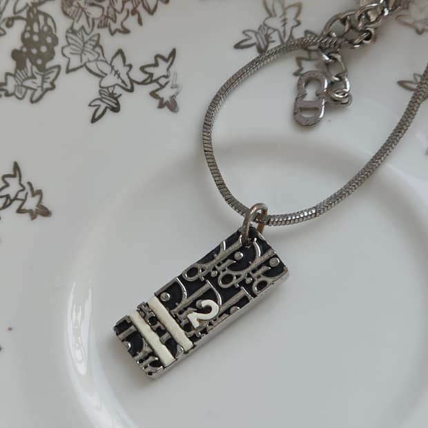 디올 은장 블랙실버 트로터 dior 로고플레이트 목걸이