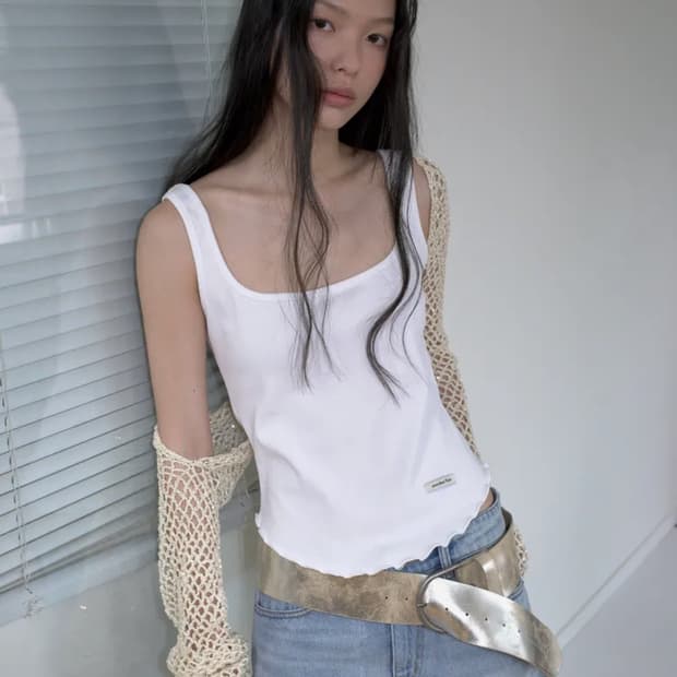 오버듀플레어 스퀘어 넥 슬리브리스 화이트