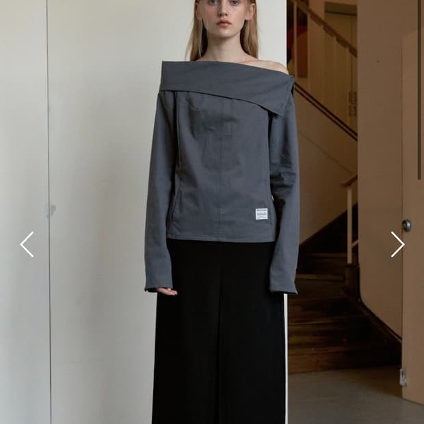 시눈  Off-Shoulder Bottoned Blouse 새상품 차콜색