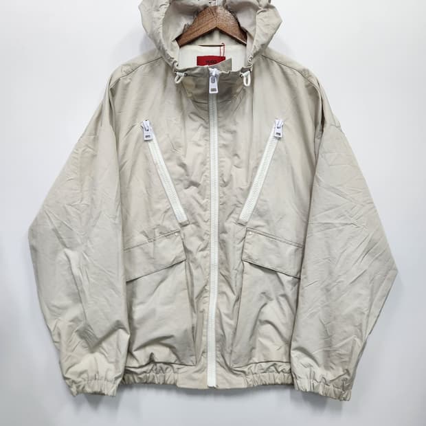 휴고보스 아이보리 바람막이