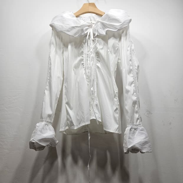 화이트 러플 블라우스 [새상품]