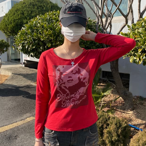 'Marilyn Monroe' 큐빅 레드 티