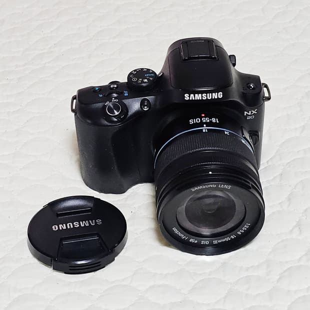 삼성 NX20 카메라와 18-55mm 렌즈
