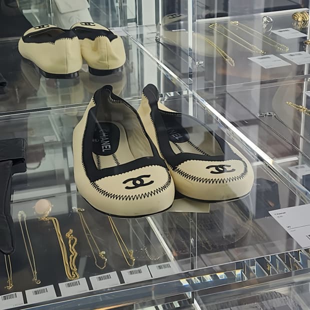 샤넬 화이트 레더 플랫슈즈