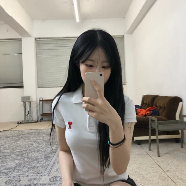 아미 화이트 카라티 스몰로고