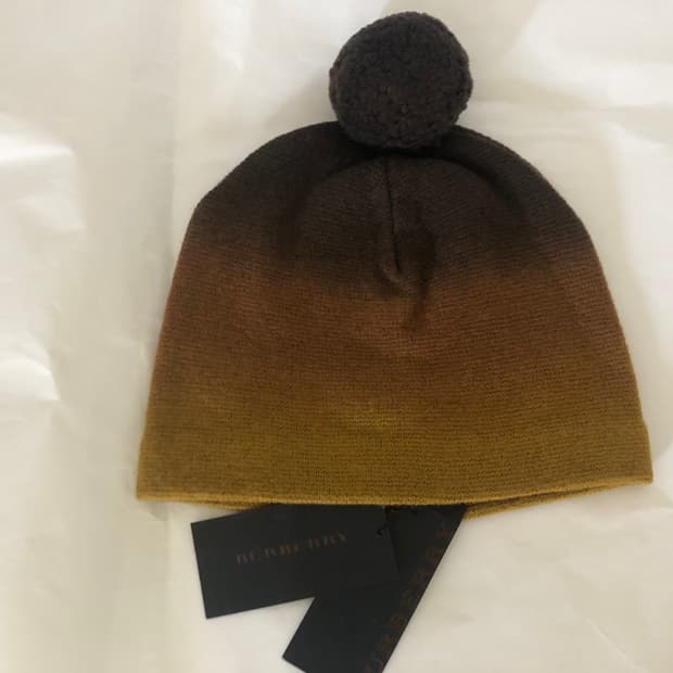 버버리 프로섬 그라데이션 폼폼 비니 모자