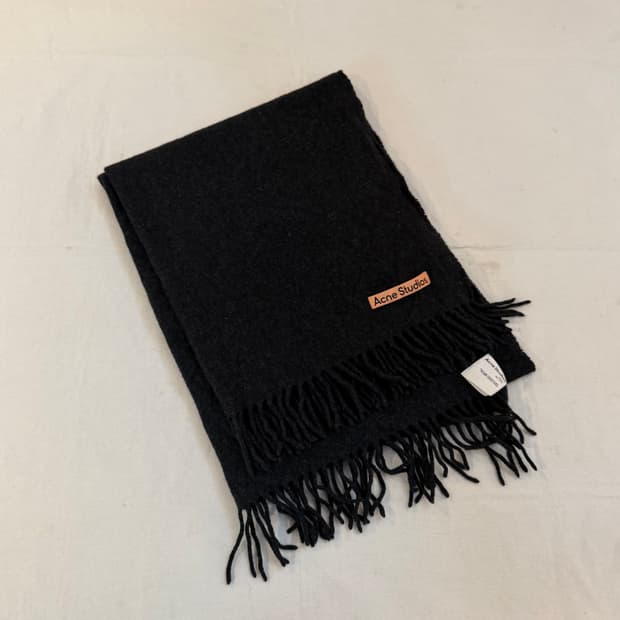 아크네 스튜디오 와이드 울 머플러 딥 그레이