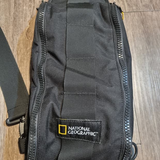 내셔널지오그래픽 블랙 슬링백