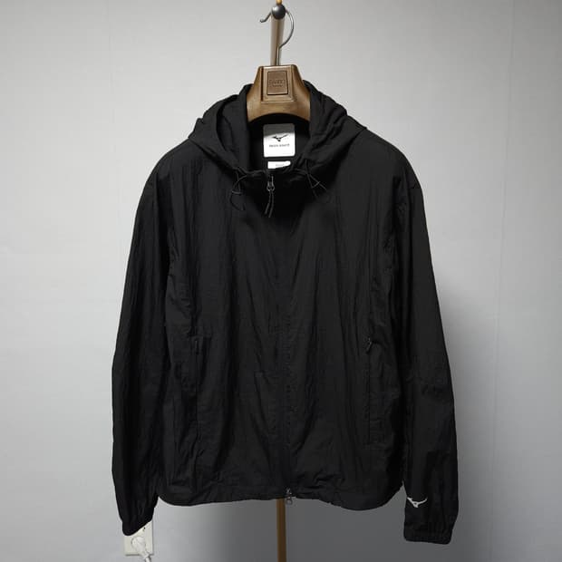 미즈노 인사일런스 라이트웨이트 블랙 후드 바람막이
