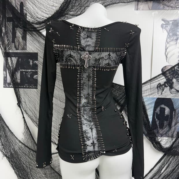 Gothic pin detailed longsleeve