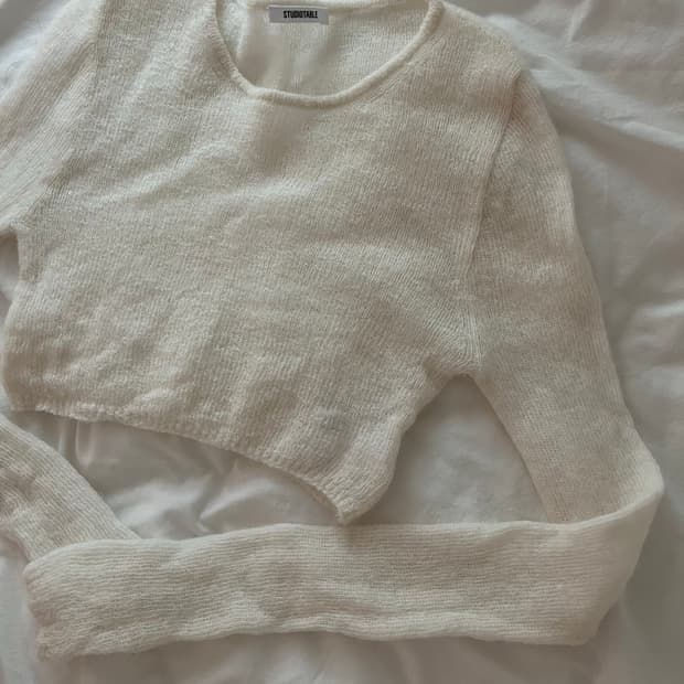 *해외출국으로 판매중단예정* 스튜디오테이블 크롭 알파카 니트 아이보리