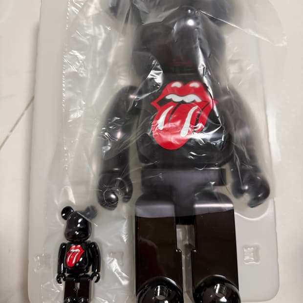 베어브릭 더 롤링 스톤스 립스 앤 텅 블랙 크롬 400&100