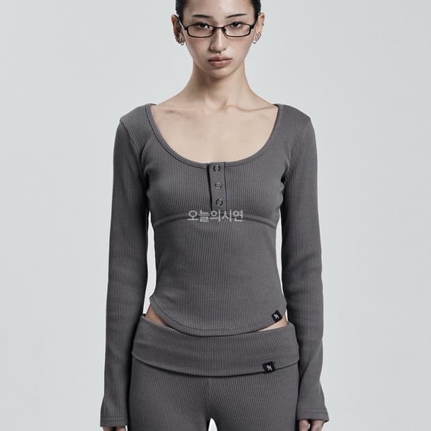 시너진 라인 버튼 롱 슬리브 차콜