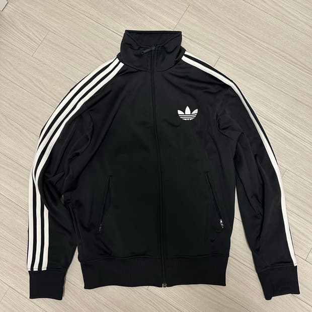 아디다스 트랙탑. 