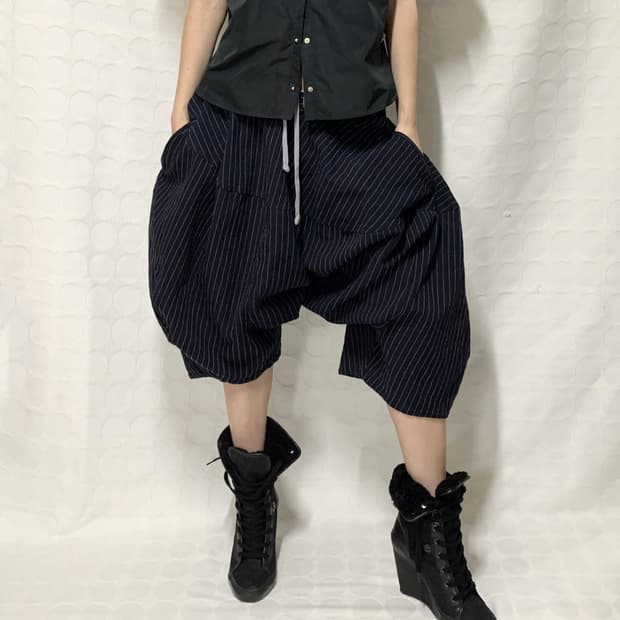 꼼데가르송 스트라이프 7부 드롭 크로치 팬츠