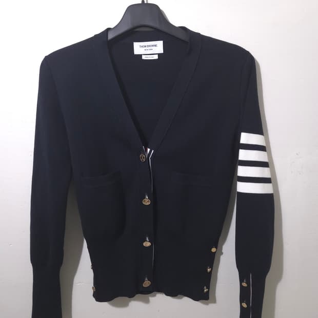 [새상품급] 톰브라운 밀라노스티치 여성 금장 가디건 40 Size
