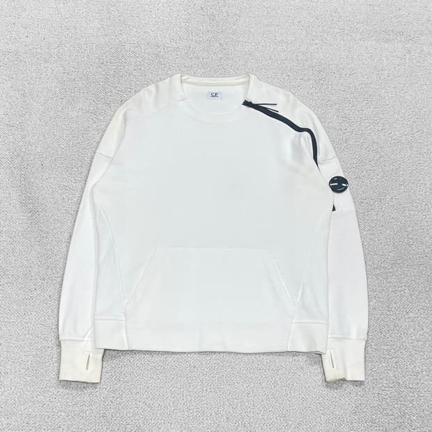 C.P 컴퍼니 렌즈 와펜 사선 크루넥 맨투맨 화이트