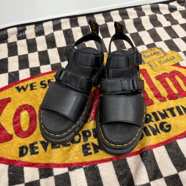 Dr. Martens ricki 3-strap sandal