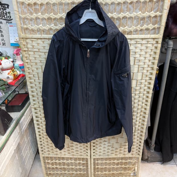 105 정품 프라다 삼각로고 후드바람막이 팝니다
