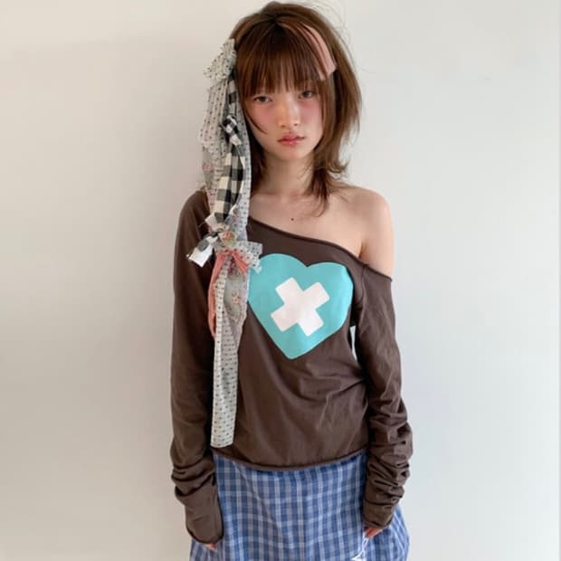 샵페어리 하트 오프숄더 티