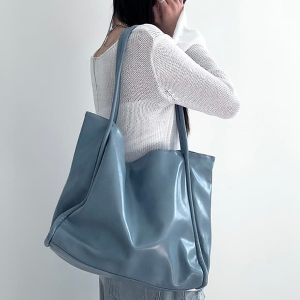 로웨어 글로시 레더 스퀘어 토트백