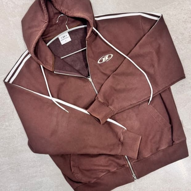 본투윈 트랙라인 후드집업 (size3) 판매합니다. 브라운 색상