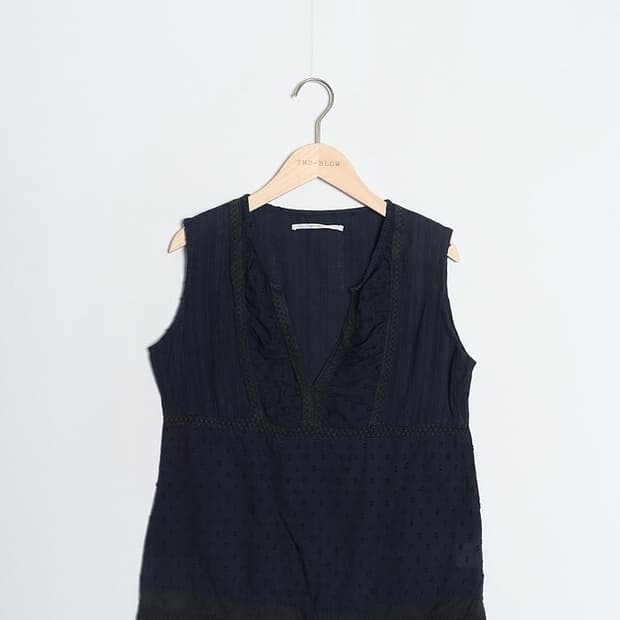 UPTIGHT Sleeveless