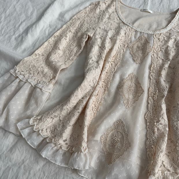 엑시즈팜 베이지 엔틱 핀터 페어리 레이스 블라우스