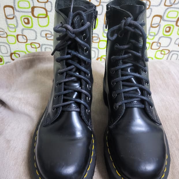 닥터마틴 8홀 제이든 부츠 240사이즈 