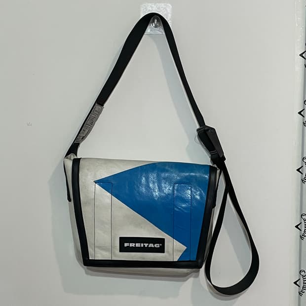 프라이탁 라씨 블루 화이트