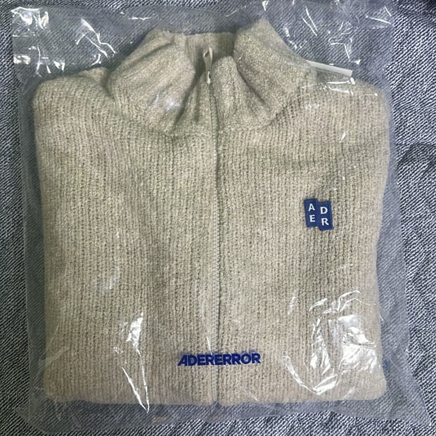 아더에러 시그니피컨트 TRS/BL 태그 니트 집업 01 오트밀